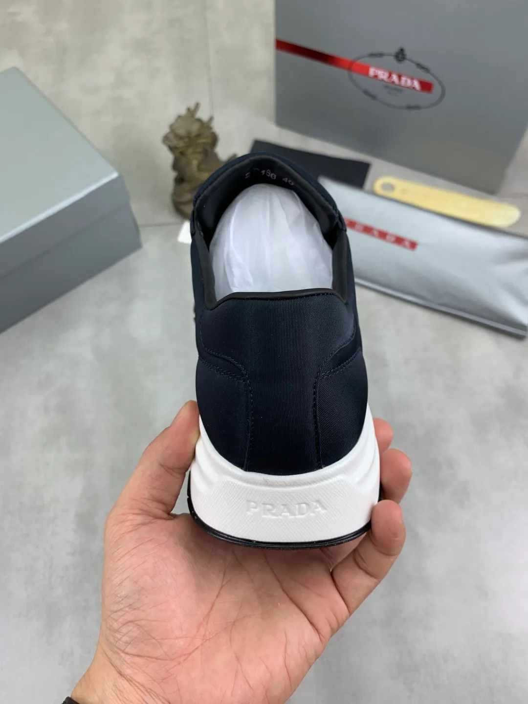 Men's shoes 💰P540 new (higher version) new PRADA (Prada) classic models are on the market at the same time, new men's shoes, 😘fabrics are selected from original imported calfskin. First layer of imported cowhide lining. The original version is awesome! 👍🏿Original open-molded non-slip PU outsole, with exquisite lines, simple and elegant, super comfortable and classy on foot, suitable for leisure travel. Code number: 38-45 (46 customized) 3️⃣ colors available
